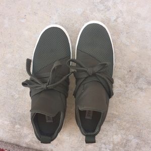 ✨army green steve madden shoes